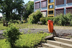 Spatenstich mit Bagger: Landrat Matthias Jendricke l&auml;utete gestern Nachmittag den letzten Bauabschnitt am Schulhof der Ellricher Oberschule ein