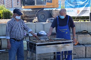Spatenstich mit Bagger: Landrat Matthias Jendricke l&auml;utete gestern Nachmittag den letzten Bauabschnitt am Schulhof der Ellricher Oberschule ein