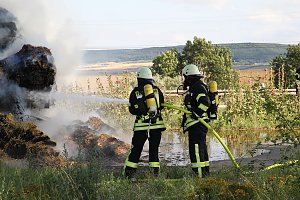 Ein Strohfeuer auf der Landstra&szlig;e