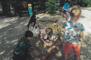 Farbenfroh Sommerparty bei den Bienenkindern
