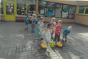 Farbenfroh Sommerparty bei den Bienenkindern