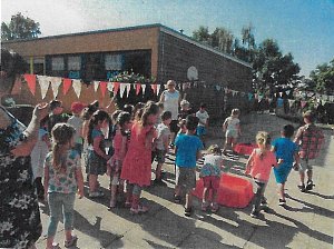 Farbenfroh Sommerparty bei den Bienenkindern