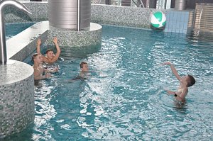 Mega-Poolparty im Badehaus
