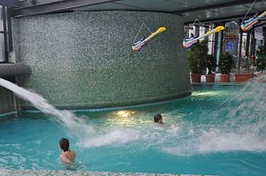 Mega-Poolparty im Badehaus