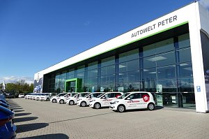BU: Heute noch vor der Skoda-Autowelt � bald schon in Deutschlands S&uuml;den: Zw&ouml;lf Skoda Citigo sind demn&auml;chst als Lieferfahrzeuge f&uuml;r Pizza-Hut in Bayern, Hessen und Sachsen unterwegs.