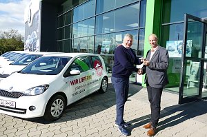 BU: Heute noch vor der Skoda-Autowelt � bald schon in Deutschlands S&uuml;den: Zw&ouml;lf Skoda Citigo sind demn&auml;chst als Lieferfahrzeuge f&uuml;r Pizza-Hut in Bayern, Hessen und Sachsen unterwegs.