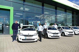 BU: Heute noch vor der Skoda-Autowelt � bald schon in Deutschlands S&uuml;den: Zw&ouml;lf Skoda Citigo sind demn&auml;chst als Lieferfahrzeuge f&uuml;r Pizza-Hut in Bayern, Hessen und Sachsen unterwegs.