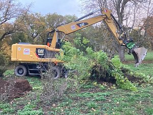 Aufräumarbeiten mit schwerem Gerät im Park Hohenrode