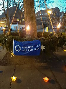 Friedenslicht auf dem Blasii-Kirchplatz