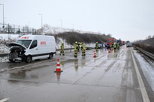 Transporter in der Mittelleitplanke