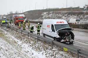 Transporter in der Mittelleitplanke
