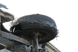 Reifenplatzer f&uuml;hrt zu Unfall
