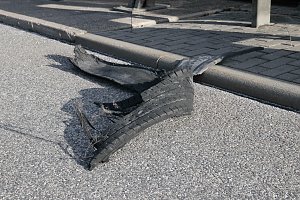 Reifenplatzer f&uuml;hrt zu Unfall