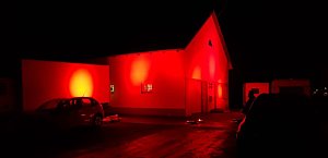 Illuminiertes Wohnhaus und Lager