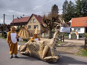 Osterhase "fliegt" auf dem Drachen durchs Dorf