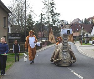 Osterhase "fliegt" auf dem Drachen durchs Dorf