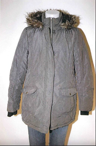 Wer hat eine Frau mit diesen Bekleidungsst&uuml;cken gesehen?