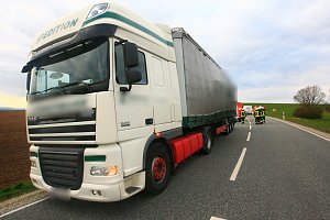 Unfallflucht und verlorene Ladung auf der B4