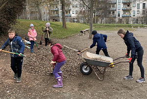 Dank dem Einsatz einiger Kinder und Jugendlicher wurde die F&ouml;rstemannschule Anfang April um eine Kr&auml;uterspirale bereichert