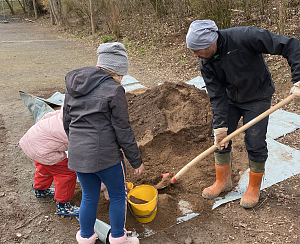 Dank dem Einsatz einiger Kinder und Jugendlicher wurde die F&ouml;rstemannschule Anfang April um eine Kr&auml;uterspirale bereichert
