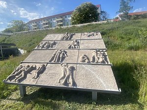 Weitere Stationen der "Rundreise": Triton mit Blessuren, die kopflose Marmorplastik einer Frau und das Betonrelief am Frauenberg