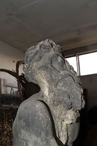 Weitere Stationen der "Rundreise": Triton mit Blessuren, die kopflose Marmorplastik einer Frau und das Betonrelief am Frauenberg