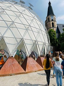 Grundsch&uuml;ler im Klimapavillon