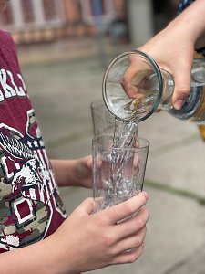 Grundsch&uuml;ler im Klimapavillon