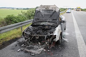 Auto brennt vollst&auml;ndig aus