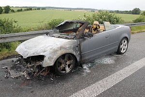 Auto brennt vollst&auml;ndig aus