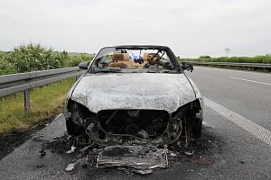 Auto brennt vollst&auml;ndig aus