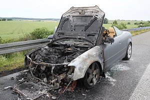 Auto brennt vollst&auml;ndig aus
