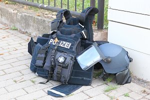 Die Polizei nimmt einen Mann fest, der ein Haus anz&uuml;nden wollte