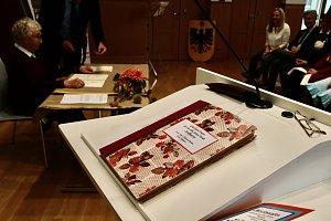 Ehrenb&uuml;rgerin Erika Schirmer &uuml;bergab heute ihr gesammeltes Werk an die Stadt Nordhausen