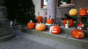 Mit sch&ouml;n geschnitzten K&uuml;rbissen startet man am Domschl&ouml;sschen in den Herbst