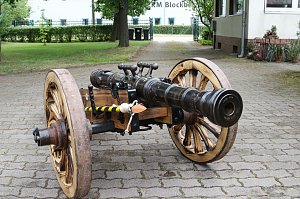 Zwei M&auml;nner, ein altes Wahrzeichen - Albrecht Uhlmann hat den Nordh&auml;user Lindwurm nachgebaut