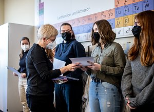Ehrung f&uuml;r Teilnehmer der Chemieolympiade