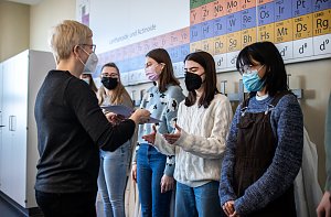 Ehrung f&uuml;r Teilnehmer der Chemieolympiade