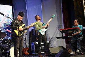 Eröffnung des 22 Plus Jazzfrühlings mit Frank Gambale