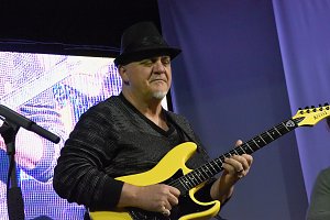 Eröffnung des 22 Plus Jazzfrühlings mit Frank Gambale