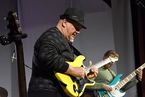 Eröffnung des 22 Plus Jazzfrühlings mit Frank Gambale