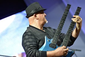 Eröffnung des 22 Plus Jazzfrühlings mit Frank Gambale