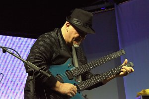 Eröffnung des 22 Plus Jazzfrühlings mit Frank Gambale
