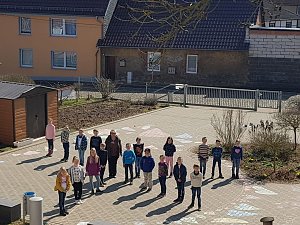 Stoppt den Krieg - die Grundschule Werther wurde in diesen Tagen einmal nicht der Jahreszeit sondern dem Zeitgeschehen entsprechend geschm&uuml;ckt