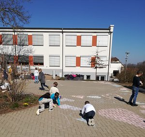 Stoppt den Krieg - die Grundschule Werther wurde in diesen Tagen einmal nicht der Jahreszeit sondern dem Zeitgeschehen entsprechend geschm&uuml;ckt