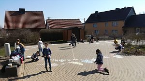 Stoppt den Krieg - die Grundschule Werther wurde in diesen Tagen einmal nicht der Jahreszeit sondern dem Zeitgeschehen entsprechend geschm&uuml;ckt