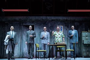 Das Ensemble des Rudolst&auml;dter Theaters l&auml;sst am Freitag die Mauer noch einmal fallen