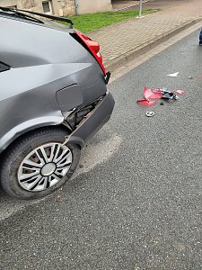 Alkoholisierter Fahrer rammt parkenden Pkw