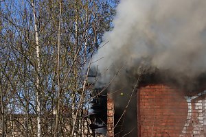 Starke Rauchentwicklung auf dem Gel&auml;nde des alten Gaswerks rief gestern die Feuerwehr auf den Plan
