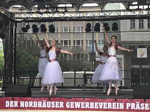 Feuerwehren auf Gel&auml;nde des alten Gaswerkes im Einsatz